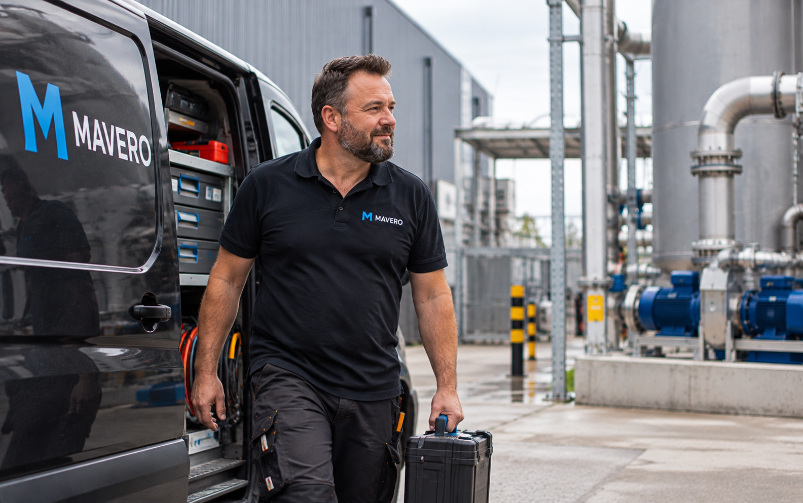 Ruud bij zijn servicebus op het terrein van een klant